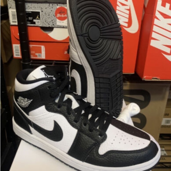 Black and white Jordan 1 mid - Picture 3 of 3